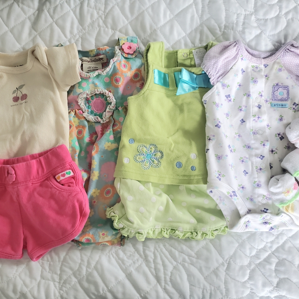 Set Of 4 Outfits 0-3 Months And Socks